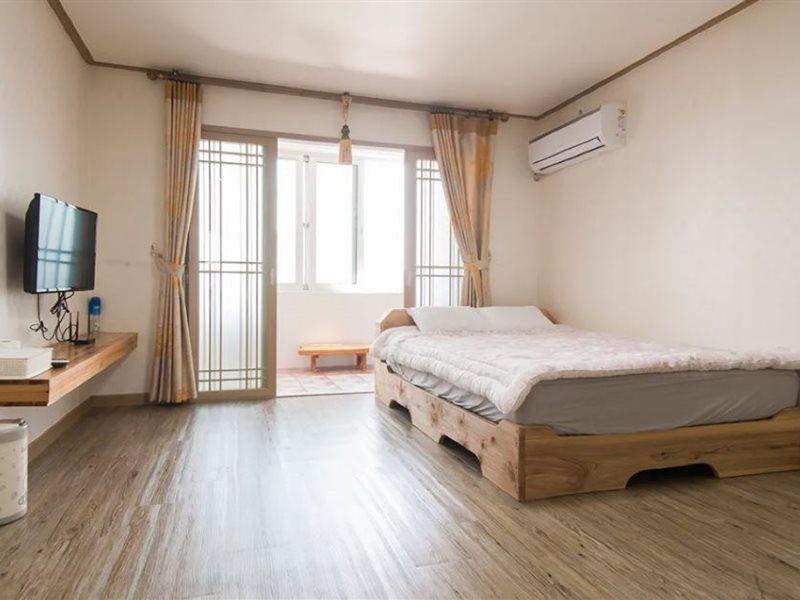 On The Stone 2 Hostel Seogwipo Bagian luar foto